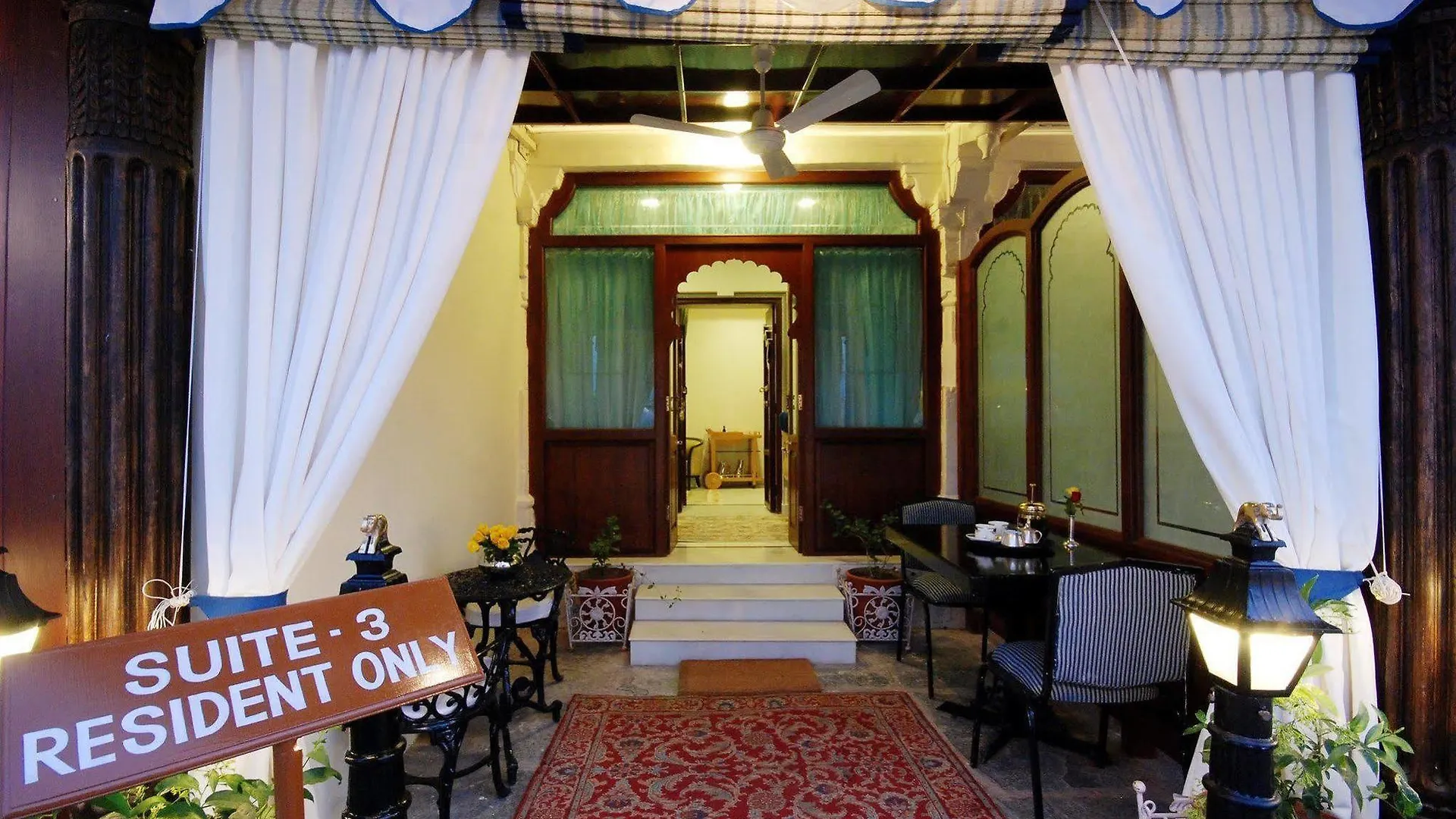 Jagmandir Island Palace - Grand Heritage Udaipur Hotel