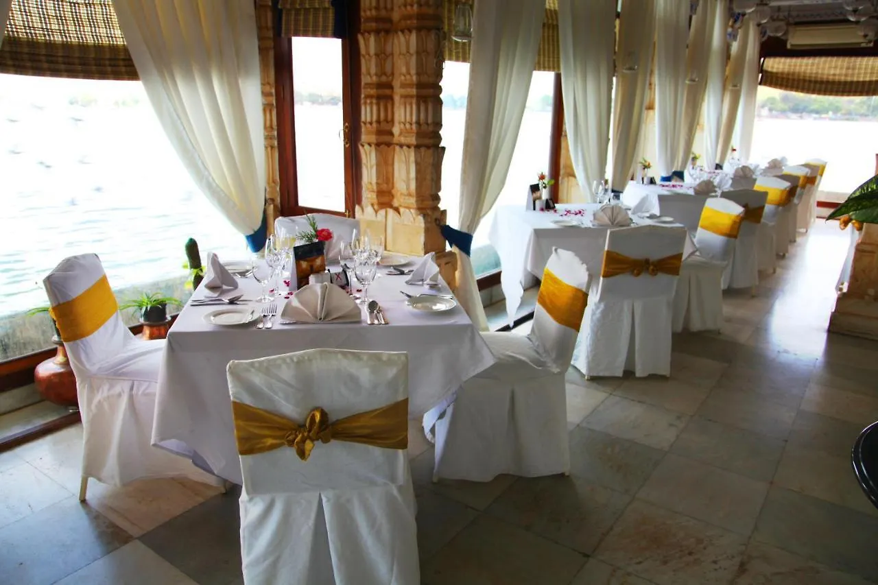 ***** Hotel Jagmandir Island Palace - Grand Heritage Udaipur India